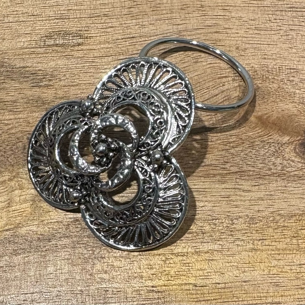 Elegant Silver Tone Filigree Scarf Clip/Slide - Picture 8 of 12